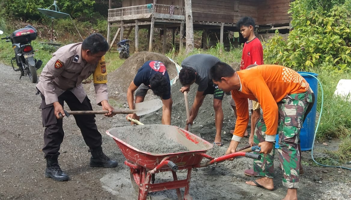 Swadaya masyarakat cor jalan berlubang di Desa Kompong.