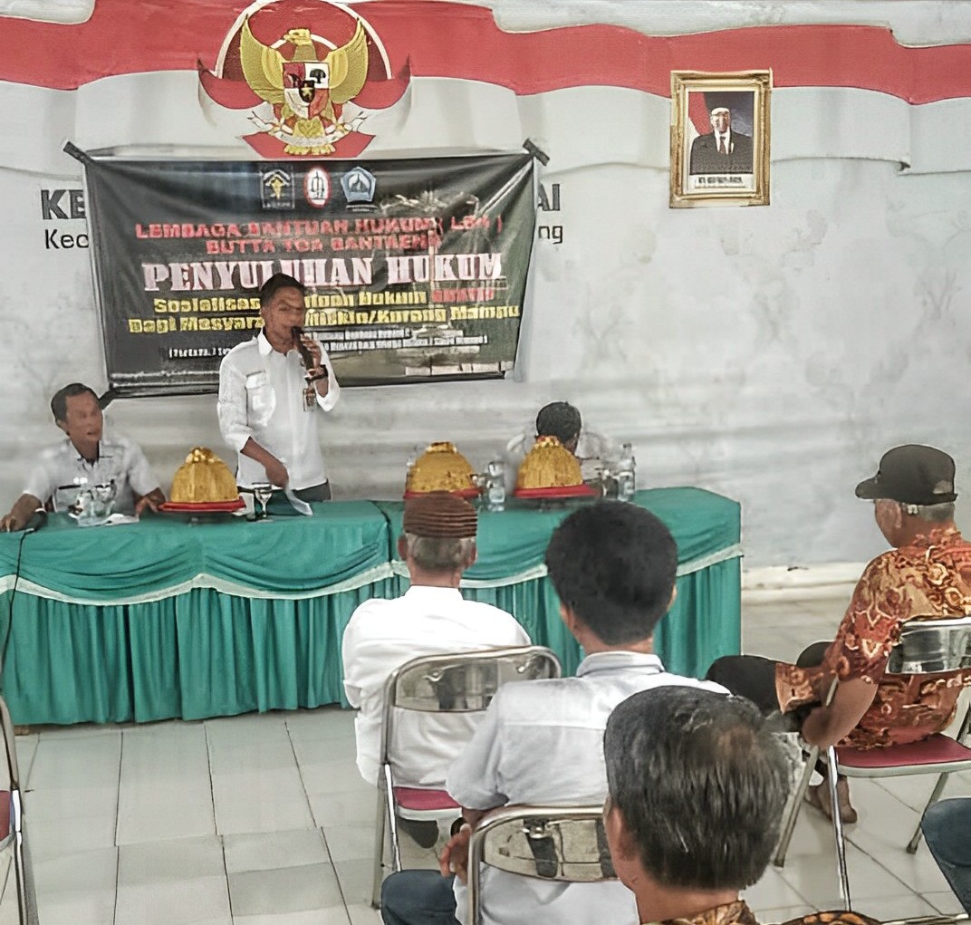Advokat LBH Butta Toa saat memberikan penyuluhan Bantuan Hukum Gratis kepada warga Kelurahan Bonto Manai Bissappu Bantaeng