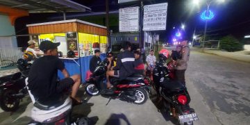 Patroli malam di area publik di kota Sengkang