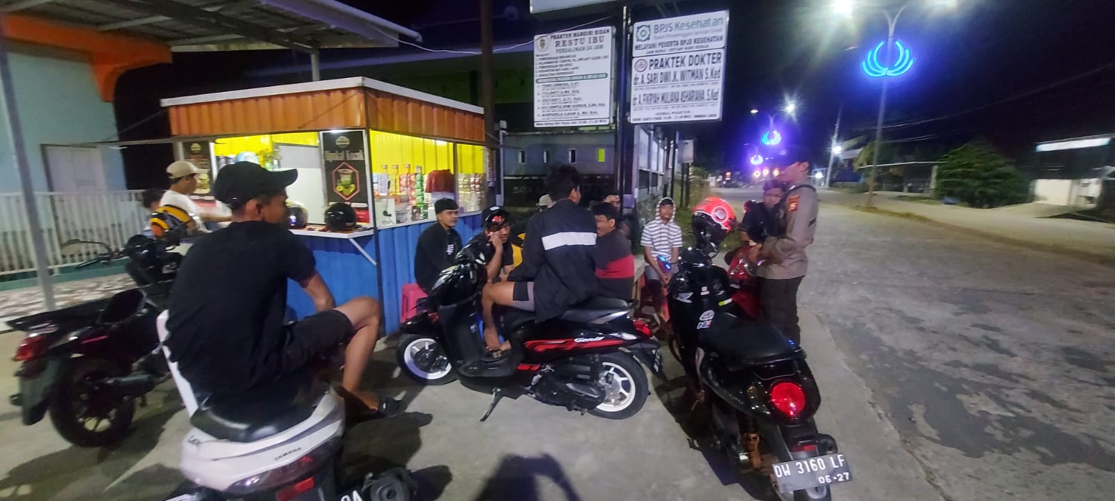 Patroli malam di area publik di kota Sengkang 