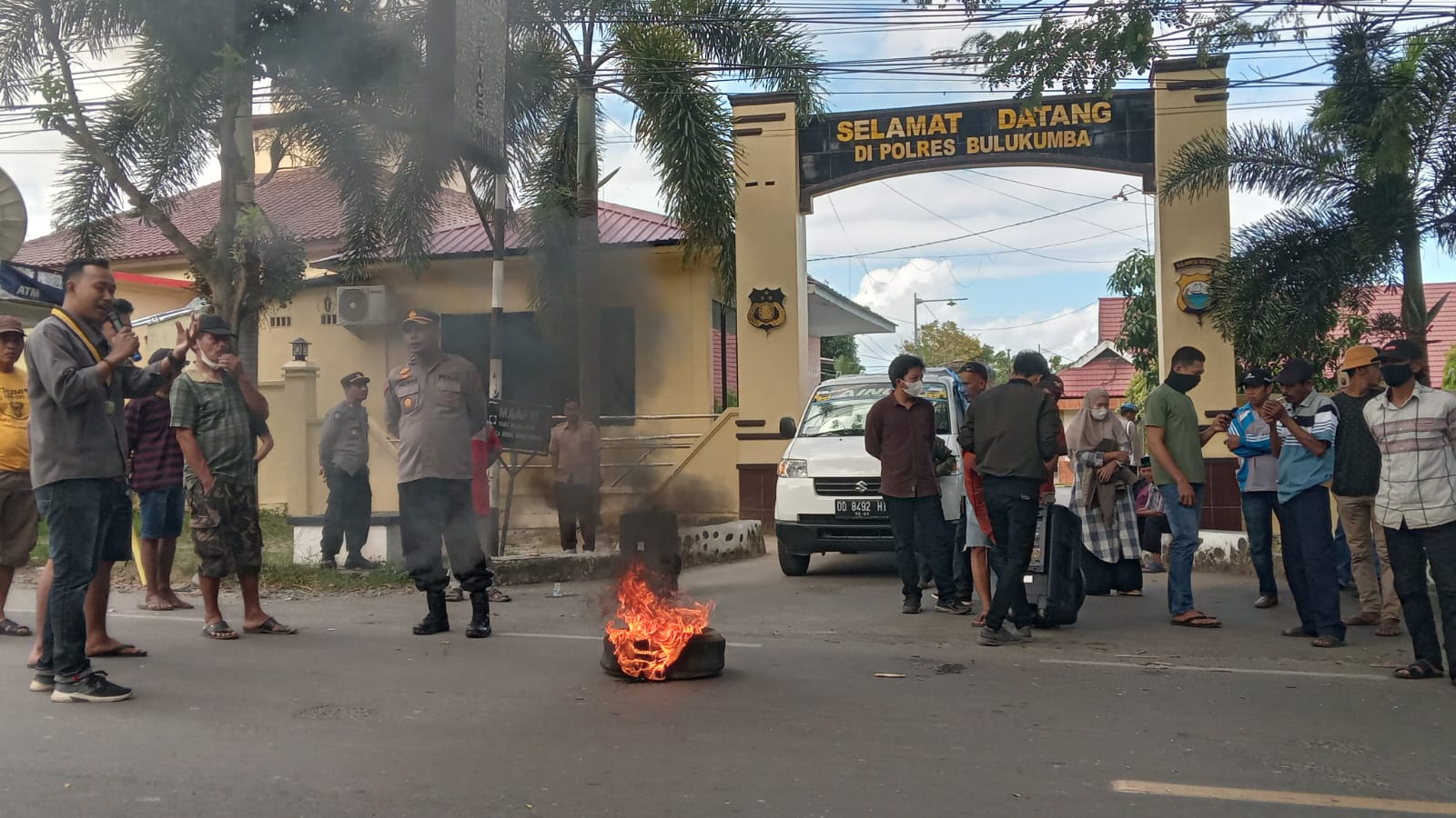Puluhan warga Desa Batu Karopa gelar aksi unjuk rasa di depan kantor Polres Bulukumba (poto : Hendra wiranto/Beritasulsel.com)