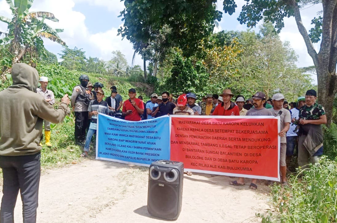 Warga Desa Batu Karopa saat berunjuk rasa menolak aktivitas tambang galian C di sungai Balantieng, Rilau Ale, Bulukumba.