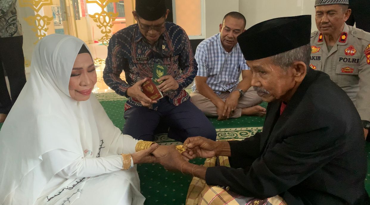 Kakek 64 Tahun Tersangka Judi Togel Nikahi Kekasihnya Nenek usia 69 Tahun di Polres Sidrap


