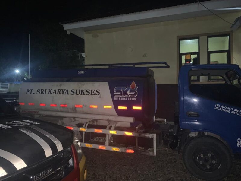 Mobil Tangki pengangkut diduga solar subsidi Milik SKS parkir di Halaman Mapolsek Bulukumpa usai diamankan. Foto: beritasulsel.com