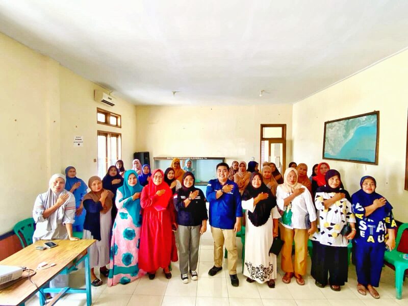 Poto : Kurnia, Anggota PPK Ujung Bulu Bulukumba (Tengah kemeja hitam) Berpose bersama puluhan Wanita Tani Rumput Laut usai sosialisasi.