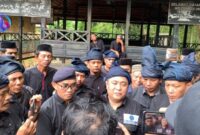 Doktor Muhammad Nur saat konferensi pers soal tanah adat kajang. (foto: beritasulsel.com)