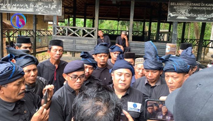 Doktor Muhammad Nur saat konferensi pers soal tanah adat kajang. (foto: beritasulsel.com)