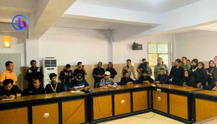 tokoh adat kajang di ruang aspirasi DPRD Bulukumba   (foto: beritasulsel.com)