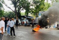 LSM Asatu bersama sejumlah aktivis saat aksi di depan salah satu kantor di Bulukumba beberapa bulan lalu. (foto: beritasulsel.com)