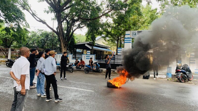 LSM Asatu bersama sejumlah aktivis saat aksi di depan salah satu kantor di Bulukumba beberapa bulan lalu. (foto: beritasulsel.com)