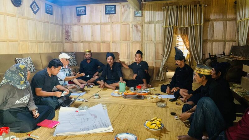 AMAN saat rapat dengan beberapa tokoh adat Kajang (foto: beritasulsel.com)