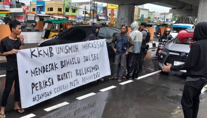 KKMB unjuk rasa di depan kantor Bawaslu Provinsi Sulsel. foto: dok, KKMB/beritasulsel.com)