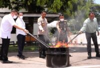 Pemusnahan Barang Bukti hasil tindak pidana di halaman kantor Kejaksaan Negeri Bantaeng