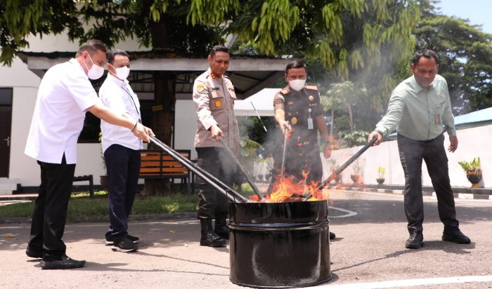 Pemusnahan Barang Bukti hasil tindak pidana di halaman kantor Kejaksaan Negeri Bantaeng