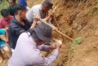 Proses evakuasi longsor di Kabupaten Luwu Sulsel. (Foto: tangkapan layar)