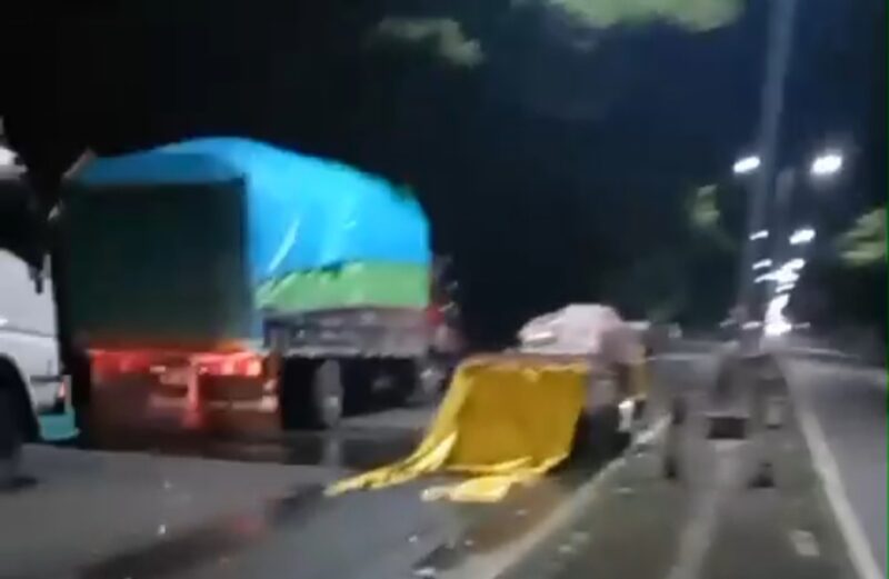 Mobil pikap usai menabrak pantat truk di Pangkep. (Foto: tangkapan layar)