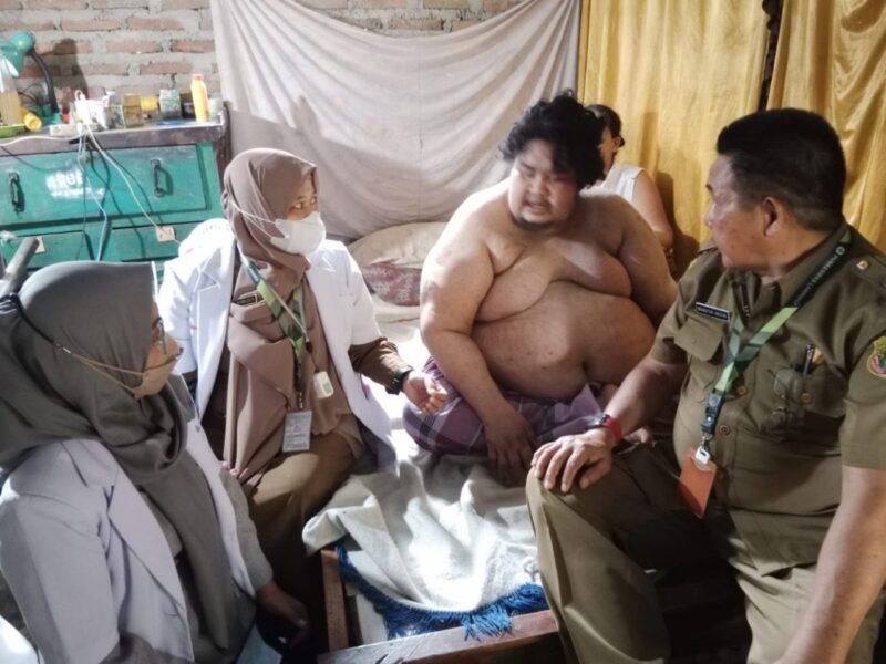 Dinkes sidrap sambangi kediaman Lawaru penderita obesitas. (foto: dok, ist)