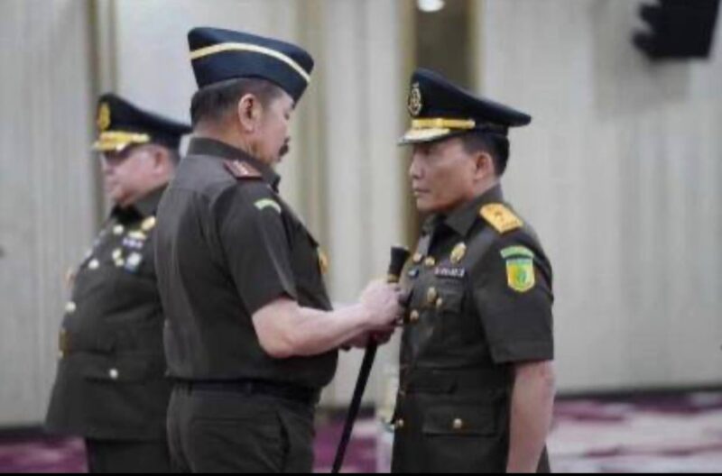 Jaksa Agung ST Burhanuddin melantik Eben Ezer Simanjuntak di Kajeagung, Selasa 19 Maret 2024. (foto: dok, istimewa)