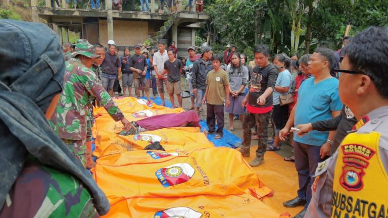 Longsor di Tator, 15 Orang Ditemukan Meninggal Dunia, 2 Masih Dalam Pencarian
(Foto: dok, istimewa)