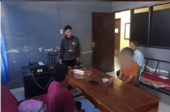 Pelaku dan korban saat di ruangan Satreskrim Polres Sinjai. (Foto: dok humas)