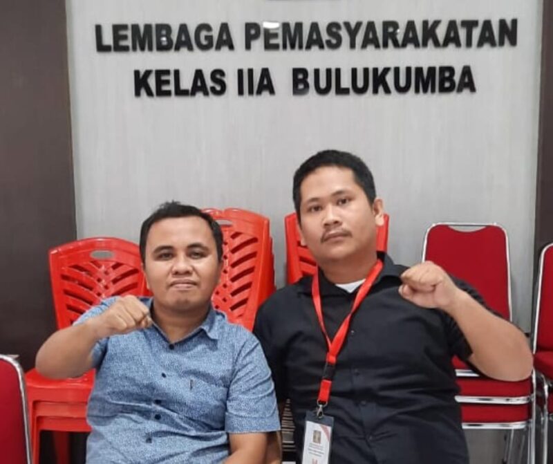 Kuasa hukum terdakwa, Zaenal Abdi bersama mantan Wakil Sekertaris Jenderal (PB-HMI) Akbar Idris