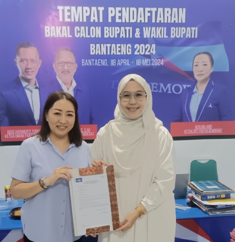 Ketua DPC Partai Demokrat Bantaeng, Herlina Aris bersama Calon Bupati Bantaeng 2024-2029, Nurkanita Maruddani Kahfi 