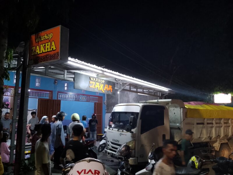 Mobil Dump Truck Menabrak Warung Kopi di Bulukumba. (Poto : Hendra wiranto/Beritasulsel)