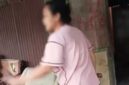 Viral, Emak emak di Makassar Usir Penagih Hutang Pakai Parang Panjang