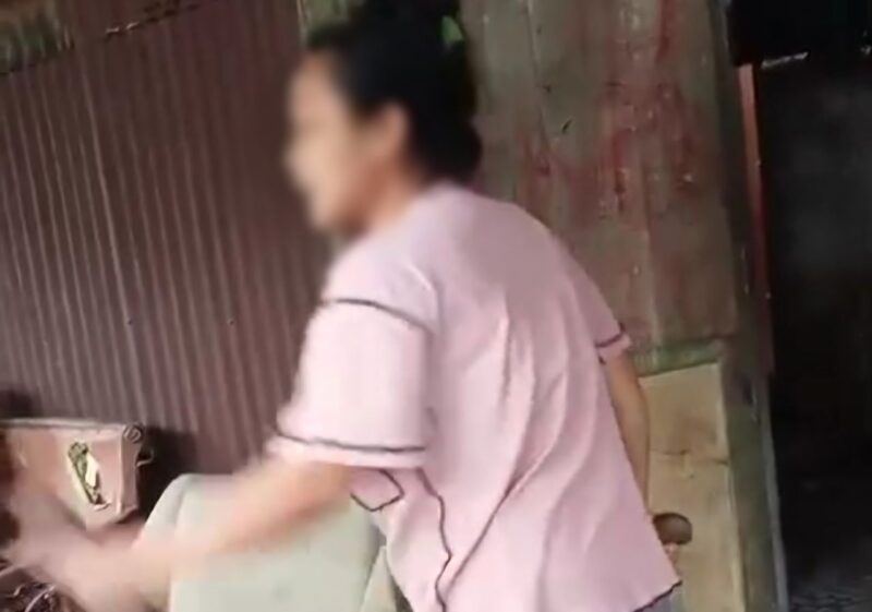 Viral, Emak emak di Makassar Usir Penagih Hutang Pakai Parang Panjang