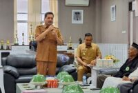 Pejabat Bupati Sidrap, H. Basrah saat menerima petisi berantas sabung ayam, sabu, sobis, dan seks bebas, dari tokoh agama Seni 29 April 2024 (foto: beritasulsel.com)