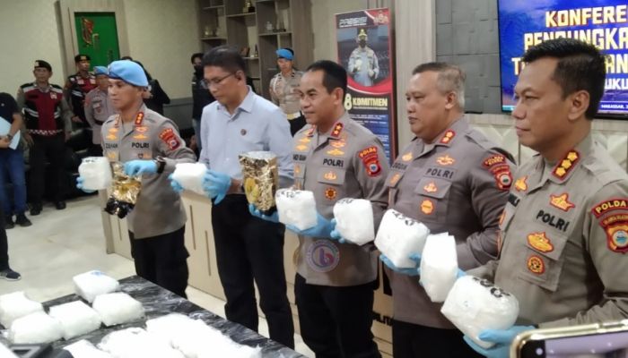 Kapolda Sulsel.Orjen Pol Andi Rian saat press release kasus penangkapan Sabu 30 Kg