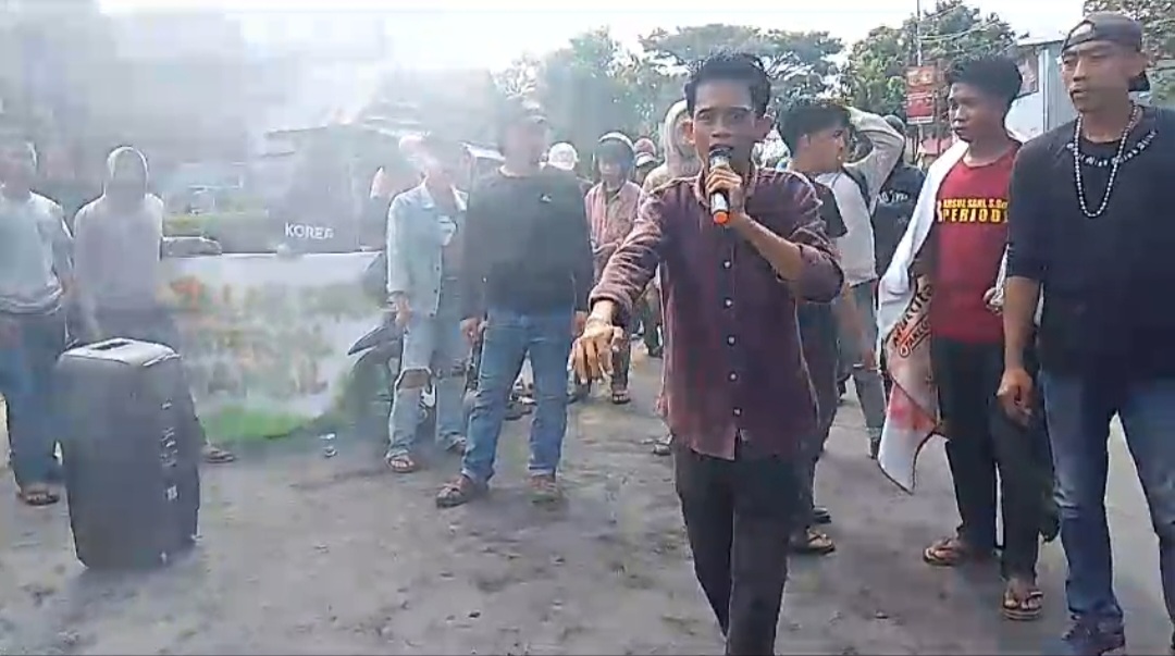 Pendemo Minta Jalan Poros Rilau Ale-Kindang Diperbaiki: Rusak Parah Kayak Kubangan Kerbau