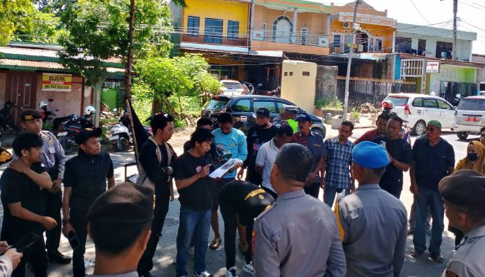 Asatu demo depan Polres Bulukumba, Kamis 18 April 2024 (foto: beritasulsel.com)