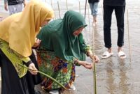 Foto: Ketua PD Aisyiyah Sinjai, Rahmi Sinar Alam saat Penanaman Bibit Pohon Mangrove di Desa Pasimarannu