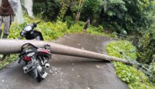 Satu Unit Motor Milik Warga Dusun Kessi, Desa Bonto, Kecamatan Sinjai Tengah Tertimpa Tiang Listrik