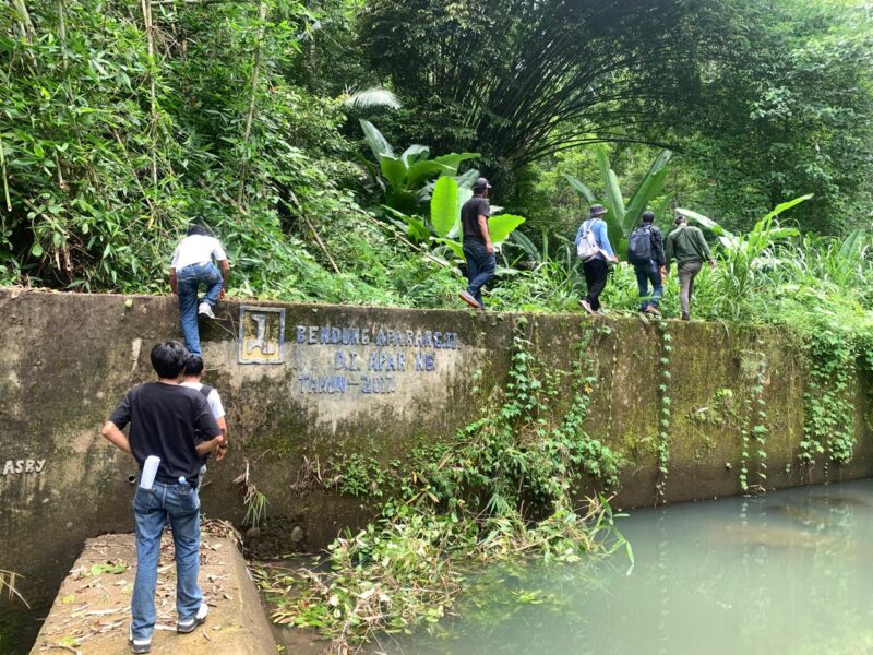 Penyidik Kejaksaan Sinjai Bersama Tim Ahli Inspektorat Saat Memeriksa Proyek Irigasi Daerah Aparang di Kelurahan Sangiaseri, Kecamatan Sinjai Selatan.