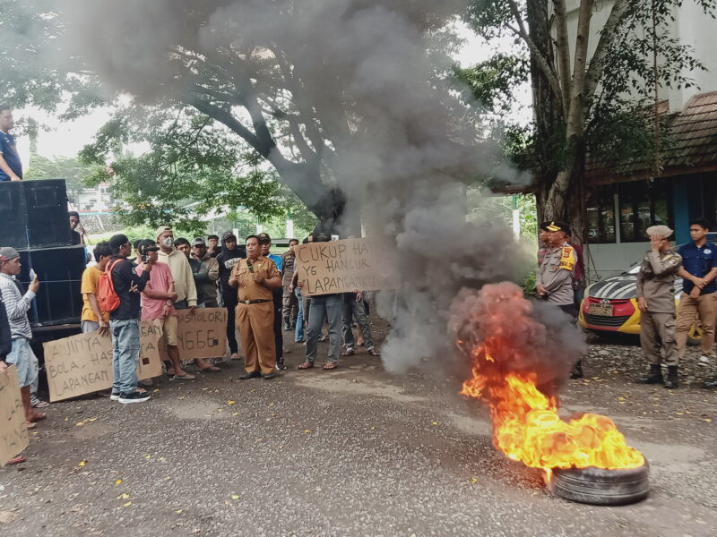 Aksi menolak hasil pembangunan Sport Center Tanasitolo 