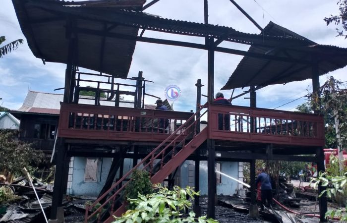 Gegara powerbank meledak saat dicas, rumah panggung di Pinrang ludes terbakar