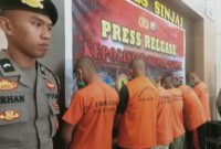 Penampakan Enam Debt Collector Ditampilkan Polres Sinjai Saat Jumpa Pers, Kamis (16/5/2024).