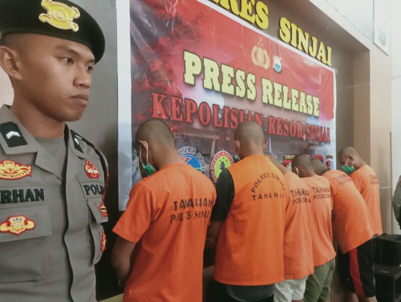 Penampakan Enam Debt Collector Ditampilkan Polres Sinjai Saat Jumpa Pers, Kamis (16/5/2024).