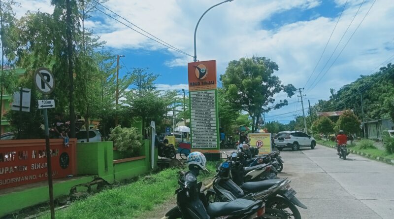 Penampakan Kendaraan yang Parkir di Badan Jalan Depan RSUD Sinjai