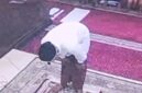 H. Mujahid saat imami shalat subuh di Masjid Agung Takalar sesaat sebelum menghembuskan nafas terakhirnya. (foto: tangkapan layar)