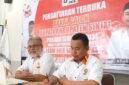 Foto: Ketua DPD PKS Sinjai, Djoeliharto (kiri)