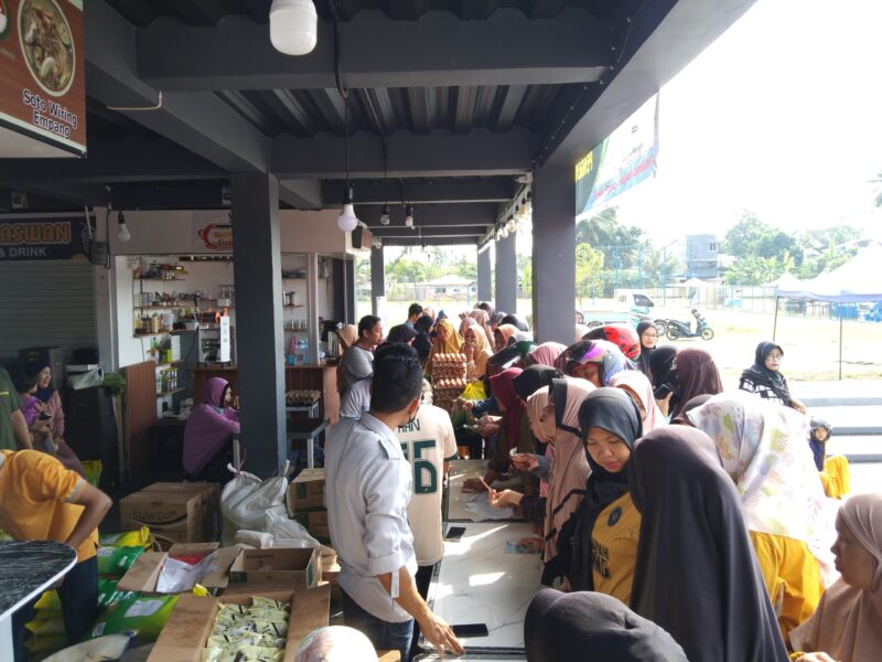 Foto: Warga Antusias Saat Datang Berbelanja Pasar Murah yang Digelar Pemkab Sinjai