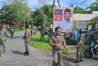 Satpol PP saat Menertibkan Baliho Bacakada Sinjai di Jalan Jenderal Sudirman, Kecamatan Sinjai Utara, Kabupaten Sinjai.