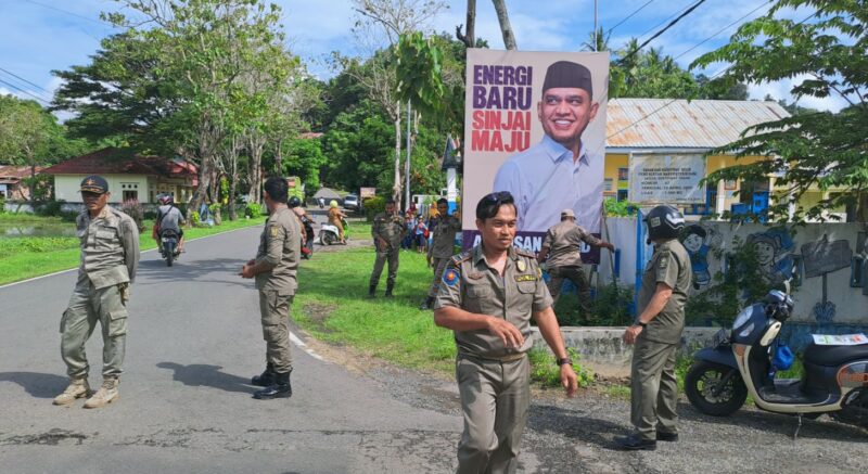 Satpol PP saat Menertibkan Baliho Bacakada Sinjai di Jalan Jenderal Sudirman, Kecamatan Sinjai Utara, Kabupaten Sinjai.