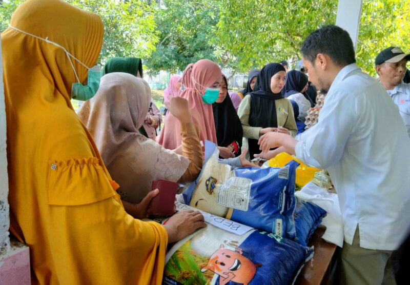 Warga Padati Kegiatan Pasar Murah yang digelar Dinas Ketahanan Pangan Sinjai