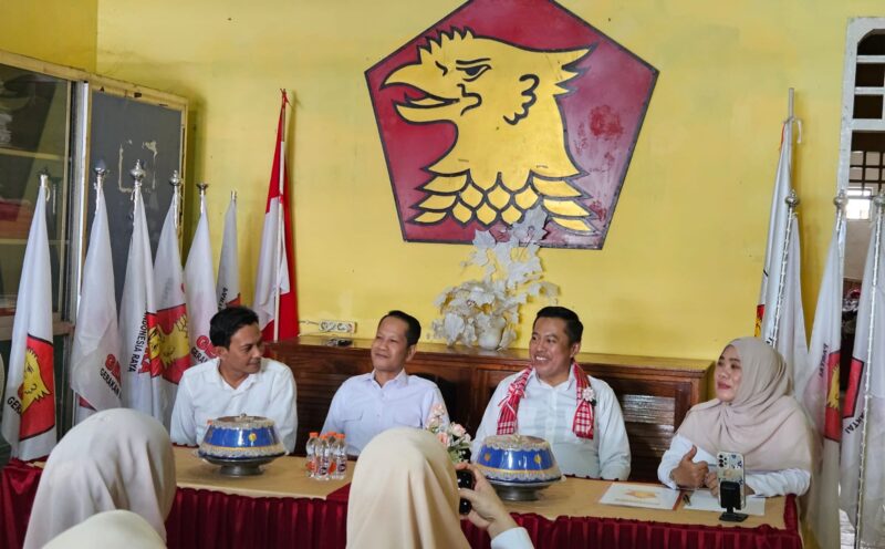 Foto: H.Badris Salam Saat Hadir di Kantor DPC Partai Gerindra Sinjai untuk Menerima Kartu Tanda Anggota (KTA)