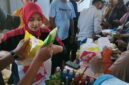 Foto: Warga Pulau Sembilan Terlihat Antuasias Berbelanja Kebutuhan Pokok di Pasar Murah yang Digelar Pemkab Sinjai