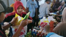 Foto: Warga Pulau Sembilan Terlihat Antuasias Berbelanja Kebutuhan Pokok di Pasar Murah yang Digelar Pemkab Sinjai